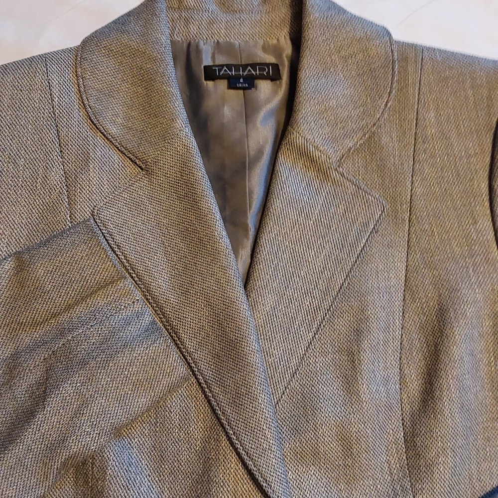 TAHARI Skirt Suit‎ Women Size 4 Gray Tweed Blazer Jacket With Snap Toggle - Picture 2 of 15